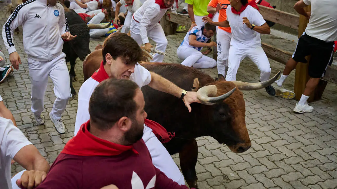 &Uacute;ltimo encierro de San Ferm&iacute;n 2026 con toros de Jandilla en la bajada al callej&oacute;n. PABLO LASAOSA