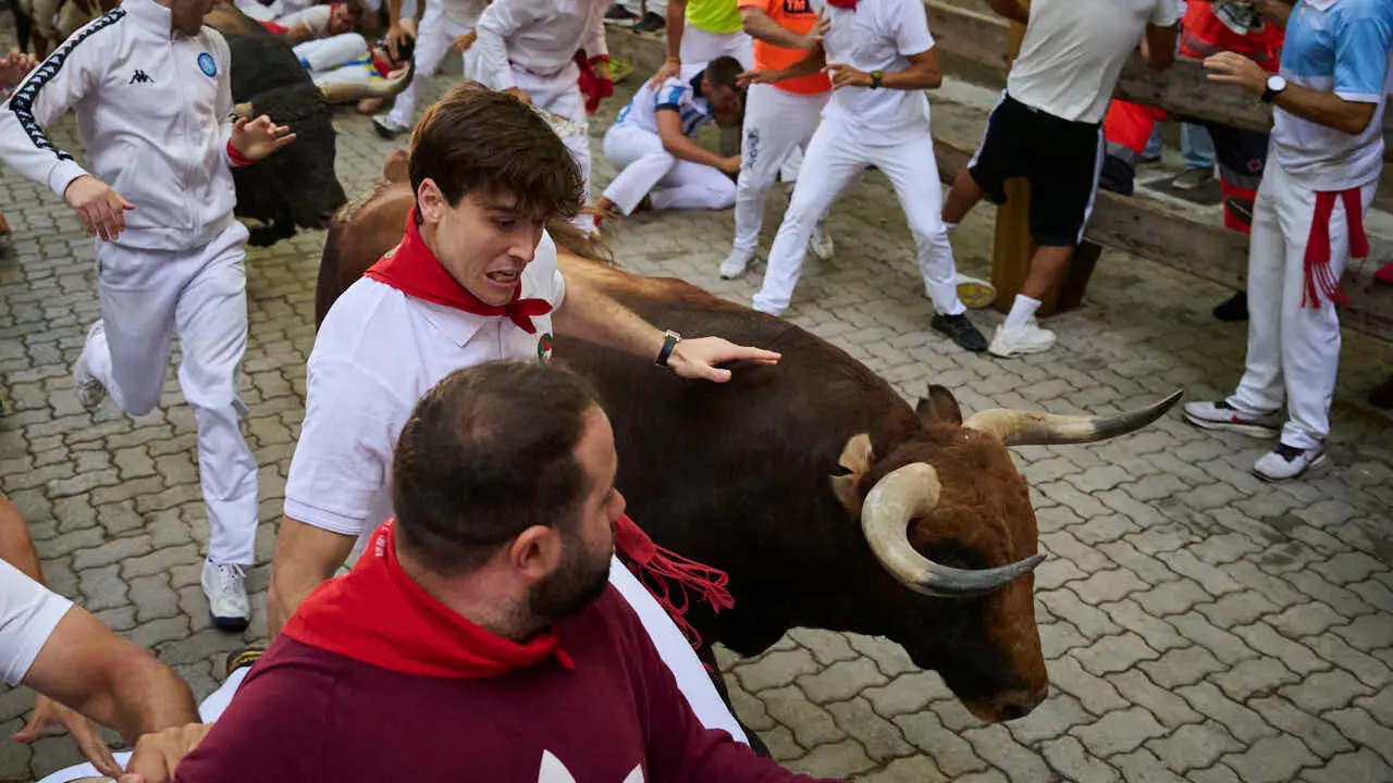 &Uacute;ltimo encierro de San Ferm&iacute;n 2026 con toros de Jandilla en la bajada al callej&oacute;n. PABLO LASAOSA