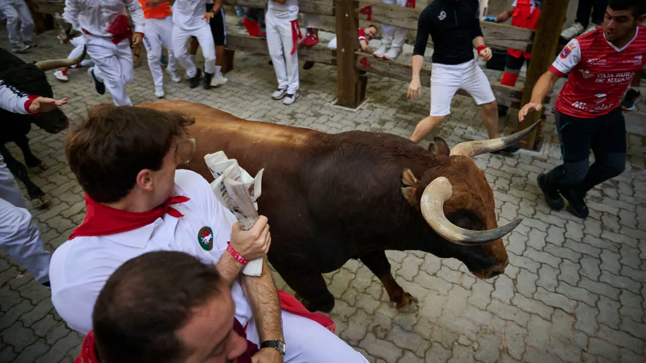 &Uacute;ltimo encierro de San Ferm&iacute;n 2026 con toros de Jandilla en la bajada al callej&oacute;n. PABLO LASAOSA