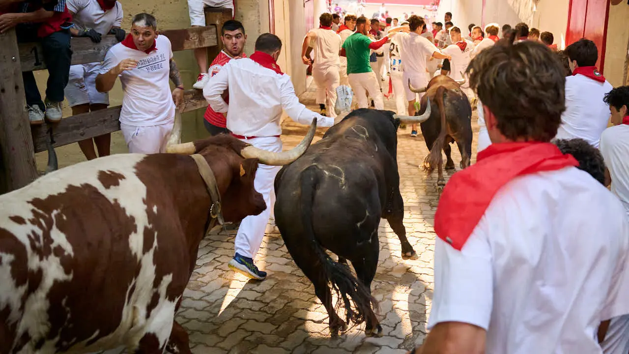 &Uacute;ltimo encierro de San Ferm&iacute;n 2026 con toros de Jandilla en la bajada al callej&oacute;n. PABLO LASAOSA