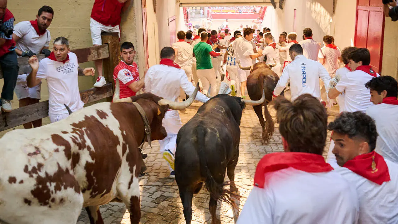 &Uacute;ltimo encierro de San Ferm&iacute;n 2026 con toros de Jandilla en la bajada al callej&oacute;n. PABLO LASAOSA