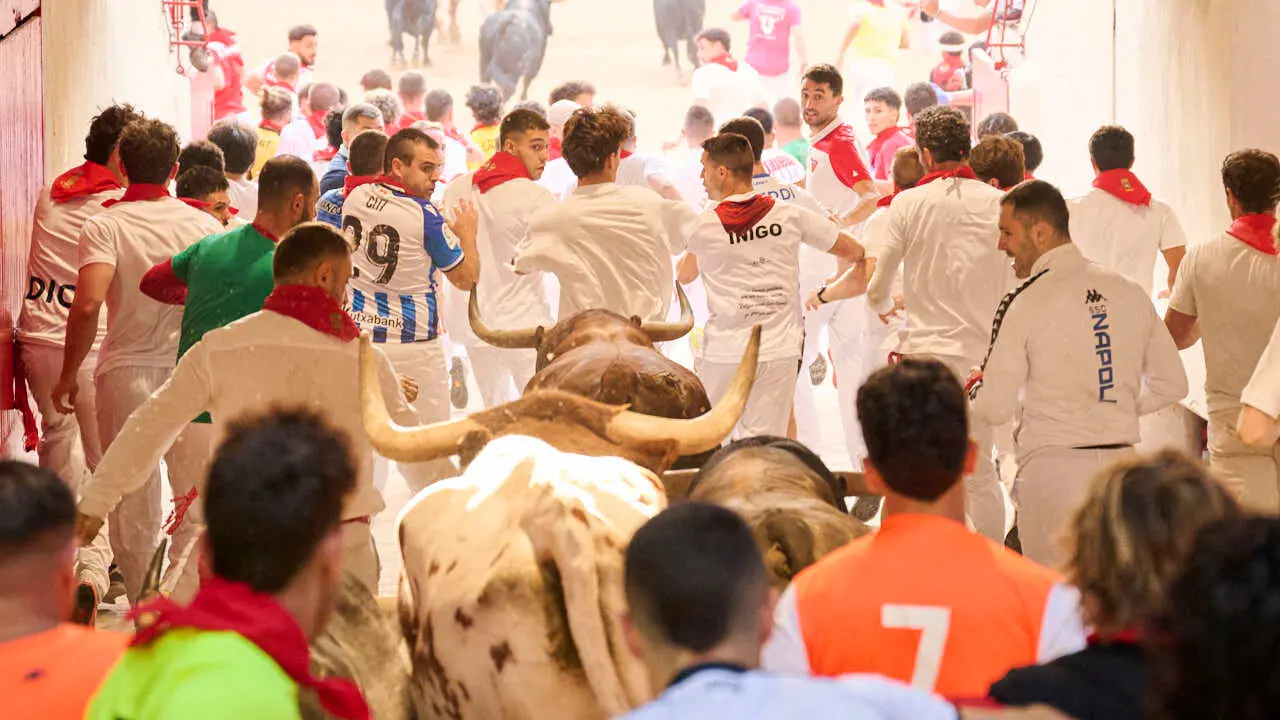 &Uacute;ltimo encierro de San Ferm&iacute;n 2026 con toros de Jandilla en la bajada al callej&oacute;n. PABLO LASAOSA