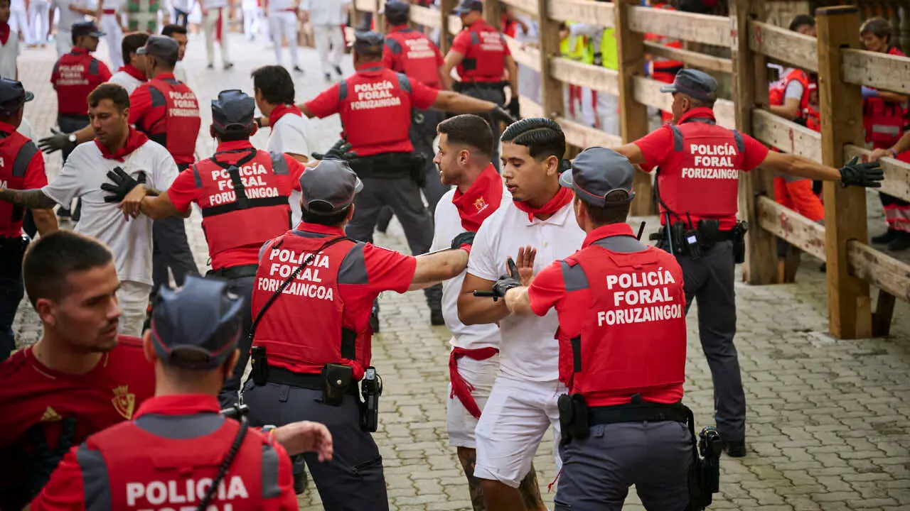 &Uacute;ltimo encierro de San Ferm&iacute;n 2026 con toros de Jandilla en la bajada al callej&oacute;n. PABLO LASAOSA