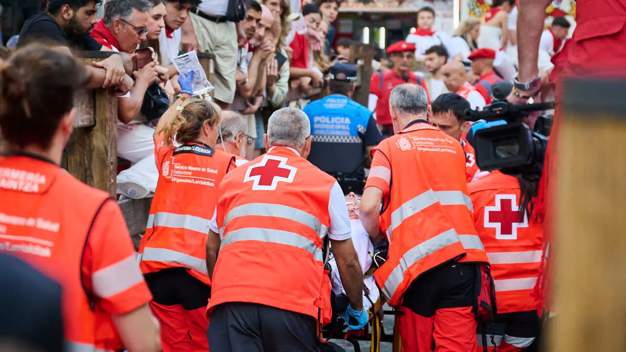 &Uacute;ltimo encierro de San Ferm&iacute;n 2026 con toros de Jandilla en la bajada al callej&oacute;n. PABLO LASAOSA