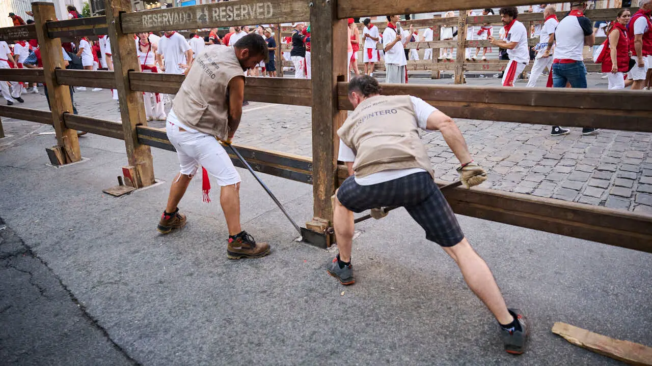 &Uacute;ltimo encierro de San Ferm&iacute;n 2026 con toros de Jandilla en la bajada al callej&oacute;n. PABLO LASAOSA