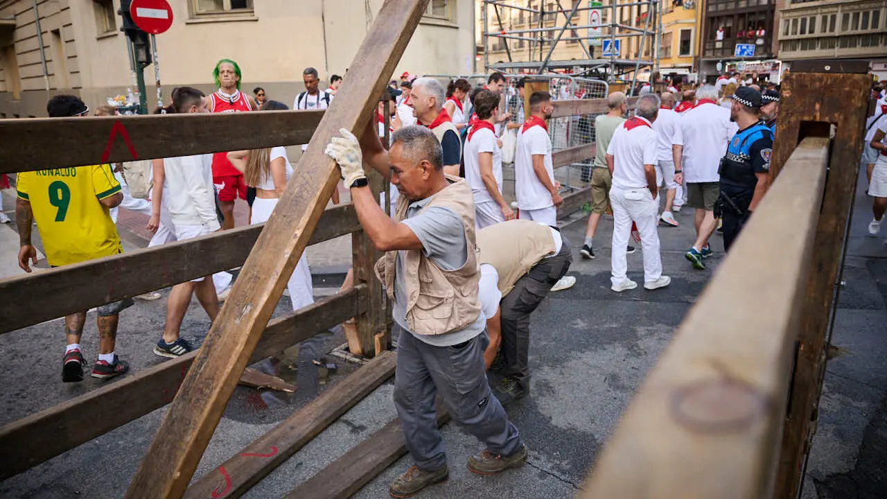 &Uacute;ltimo encierro de San Ferm&iacute;n 2026 con toros de Jandilla en la bajada al callej&oacute;n. PABLO LASAOSA