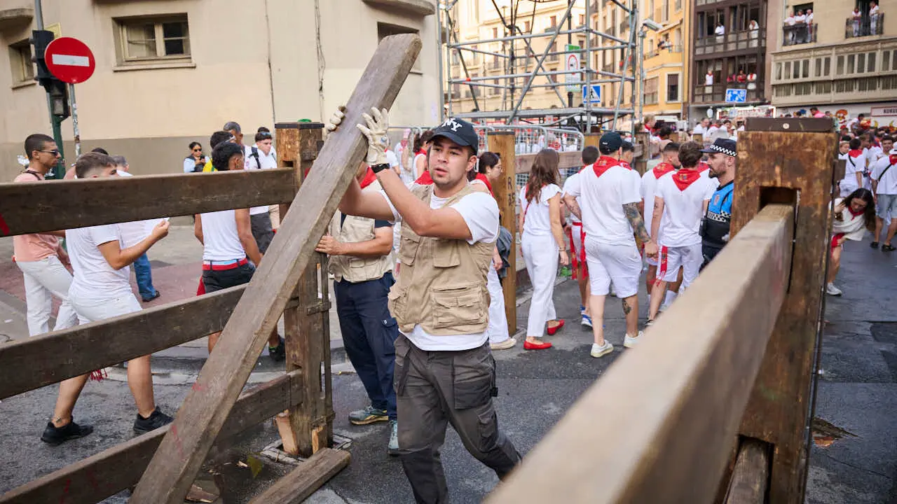 &Uacute;ltimo encierro de San Ferm&iacute;n 2026 con toros de Jandilla en la bajada al callej&oacute;n. PABLO LASAOSA