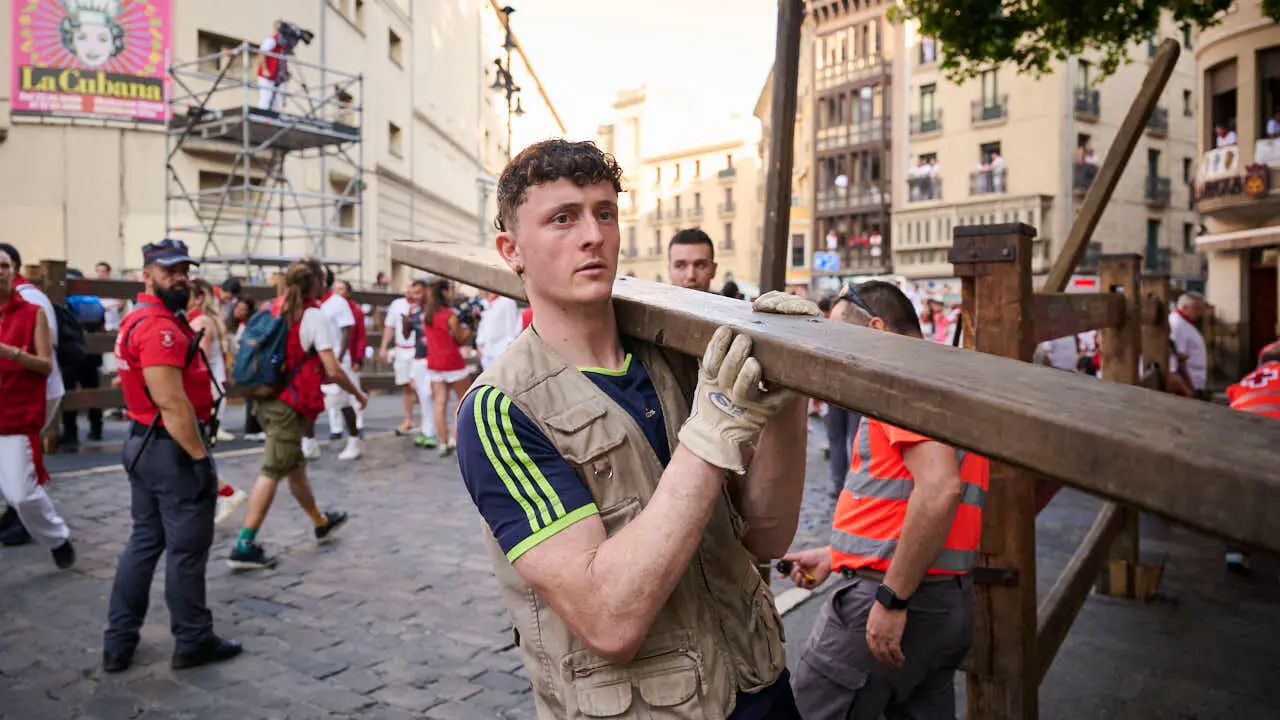 &Uacute;ltimo encierro de San Ferm&iacute;n 2026 con toros de Jandilla en la bajada al callej&oacute;n. PABLO LASAOSA