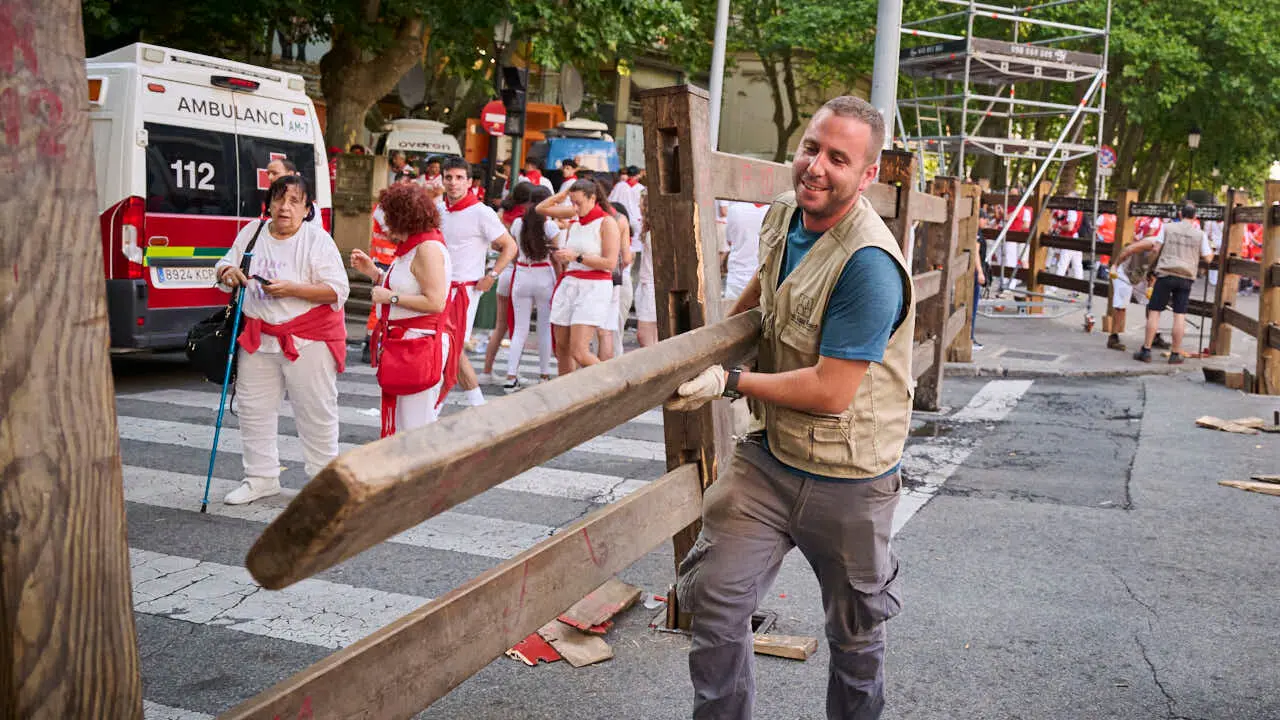 &Uacute;ltimo encierro de San Ferm&iacute;n 2026 con toros de Jandilla en la bajada al callej&oacute;n. PABLO LASAOSA