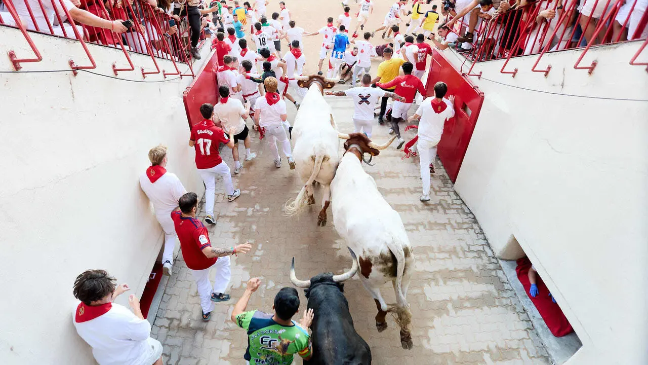 Octavo y &uacute;ltimo encierro de San Ferm&iacute;n 2026 con toros de la ganader&iacute;a de Jandilla en el tramo del callej&oacute;n y entrada a la plaza. I&Ntilde;IGO ALZUGARAY