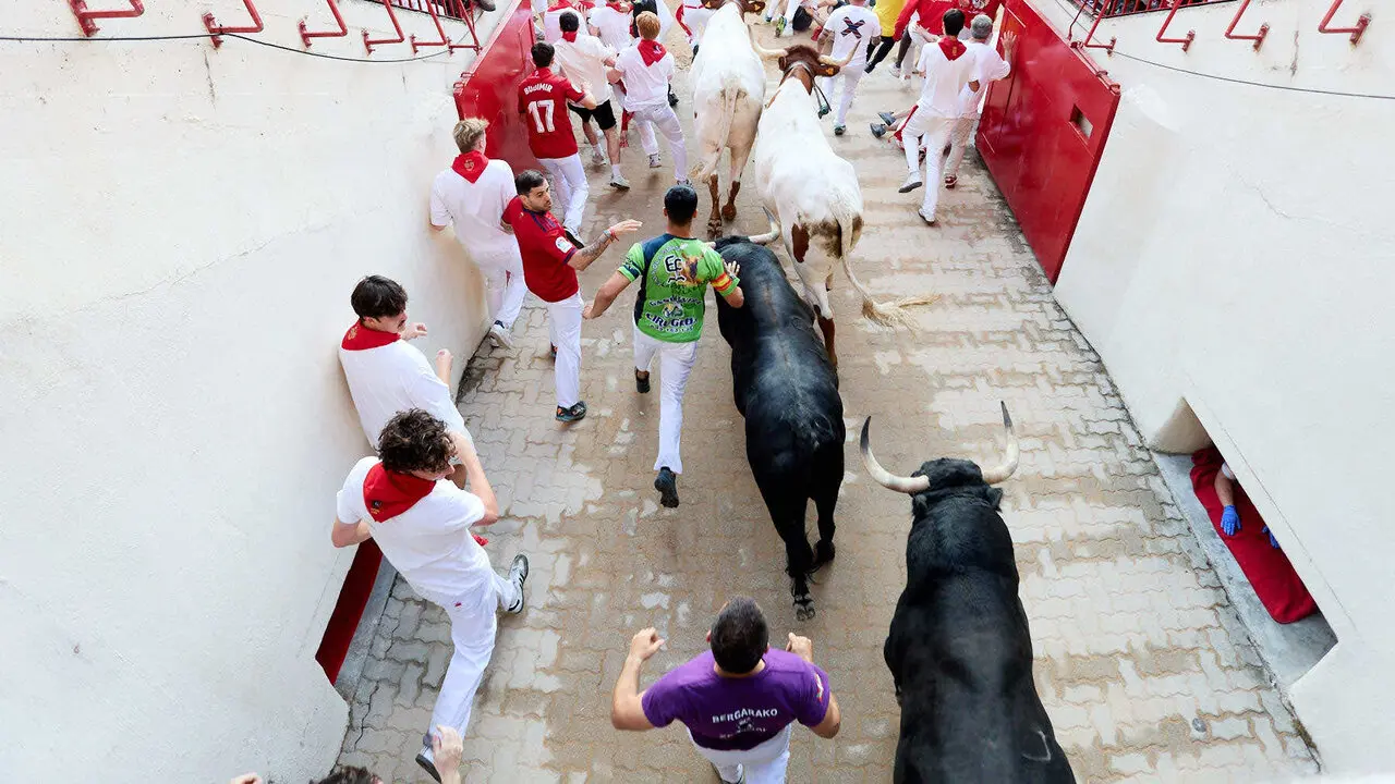 Octavo y &uacute;ltimo encierro de San Ferm&iacute;n 2026 con toros de la ganader&iacute;a de Jandilla en el tramo del callej&oacute;n y entrada a la plaza. I&Ntilde;IGO ALZUGARAY