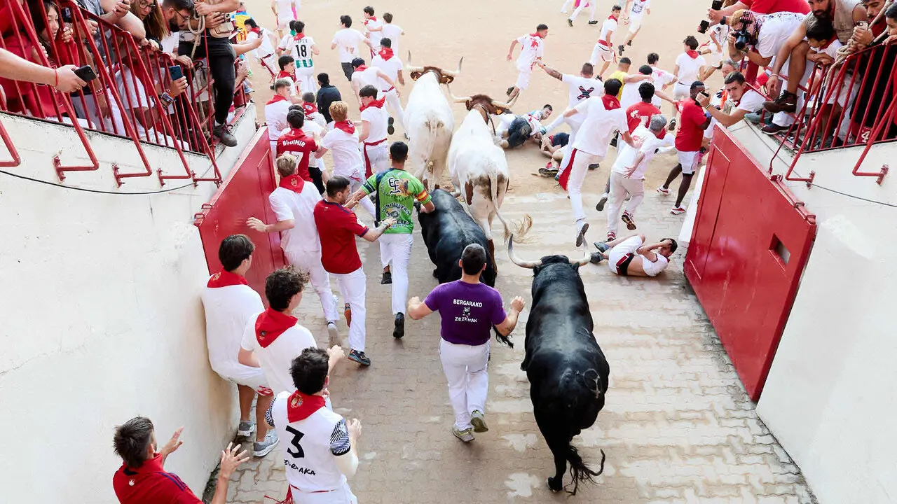 Octavo y &uacute;ltimo encierro de San Ferm&iacute;n 2026 con toros de la ganader&iacute;a de Jandilla en el tramo del callej&oacute;n y entrada a la plaza. I&Ntilde;IGO ALZUGARAY