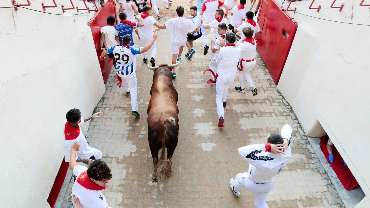 Octavo y &uacute;ltimo encierro de San Ferm&iacute;n 2026 con toros de la ganader&iacute;a de Jandilla en el tramo del callej&oacute;n y entrada a la plaza. I&Ntilde;IGO ALZUGARAY