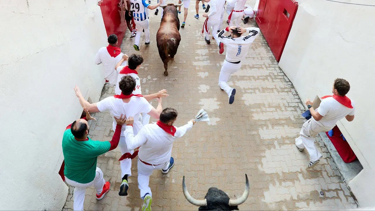 Octavo y &uacute;ltimo encierro de San Ferm&iacute;n 2026 con toros de la ganader&iacute;a de Jandilla en el tramo del callej&oacute;n y entrada a la plaza. I&Ntilde;IGO ALZUGARAY
