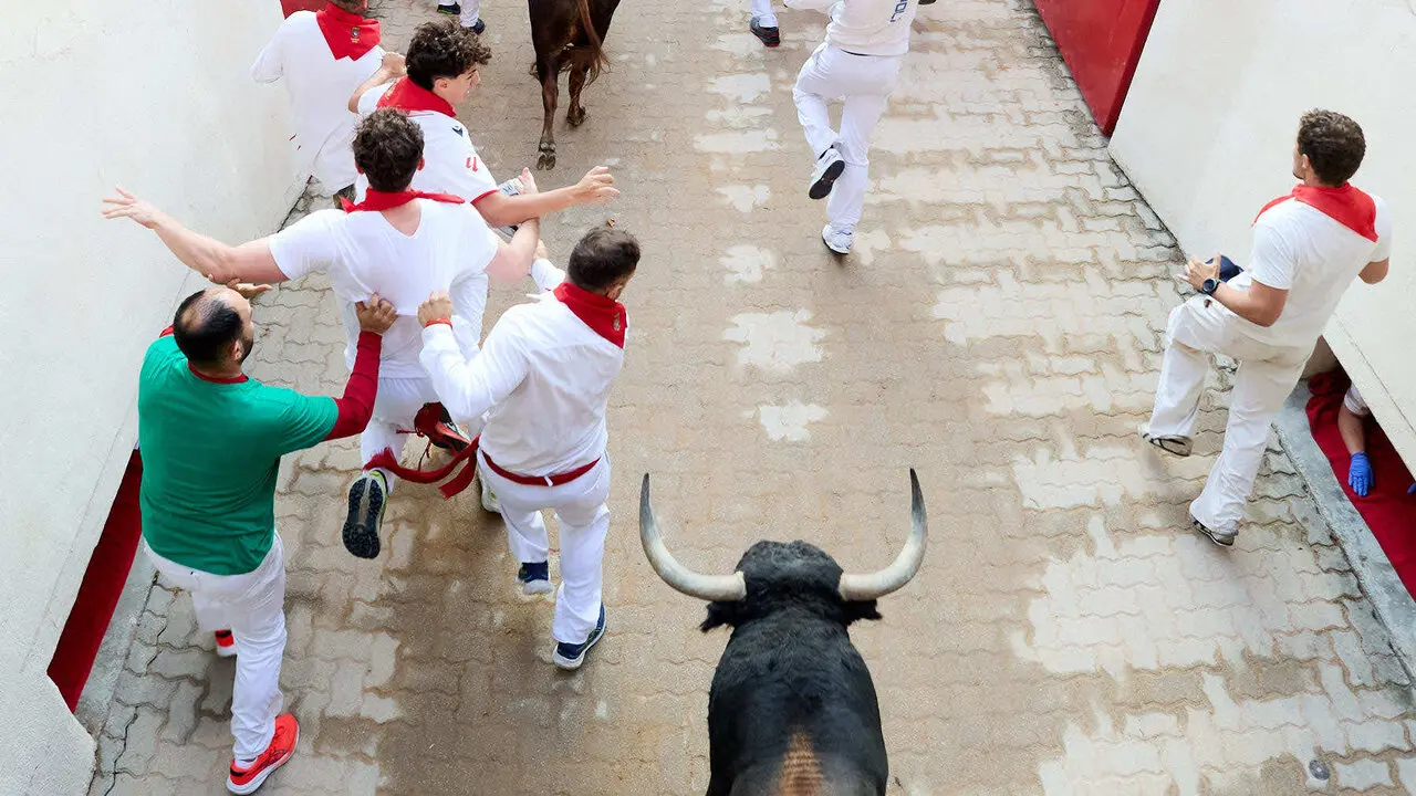 Octavo y &uacute;ltimo encierro de San Ferm&iacute;n 2026 con toros de la ganader&iacute;a de Jandilla en el tramo del callej&oacute;n y entrada a la plaza. I&Ntilde;IGO ALZUGARAY