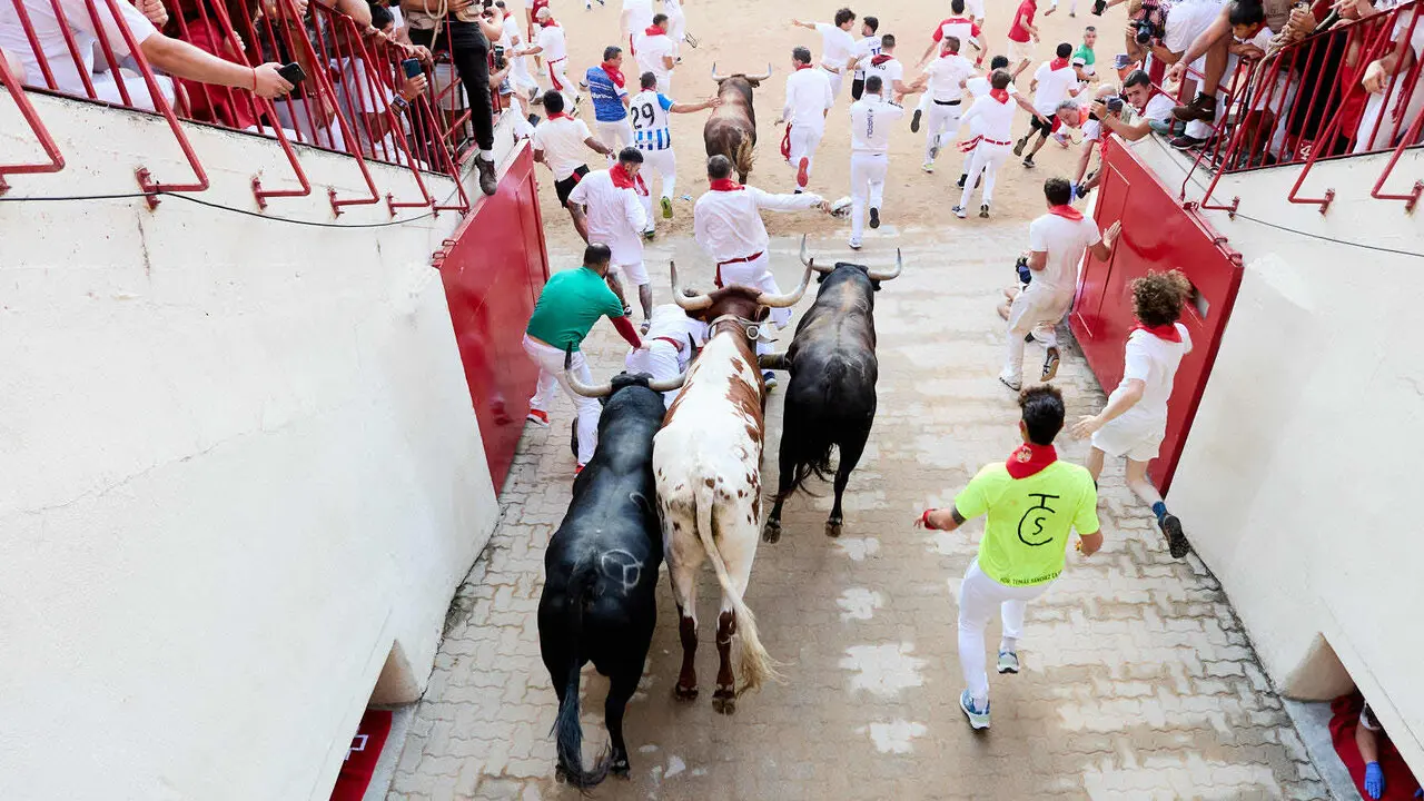 Octavo y &uacute;ltimo encierro de San Ferm&iacute;n 2026 con toros de la ganader&iacute;a de Jandilla en el tramo del callej&oacute;n y entrada a la plaza. I&Ntilde;IGO ALZUGARAY