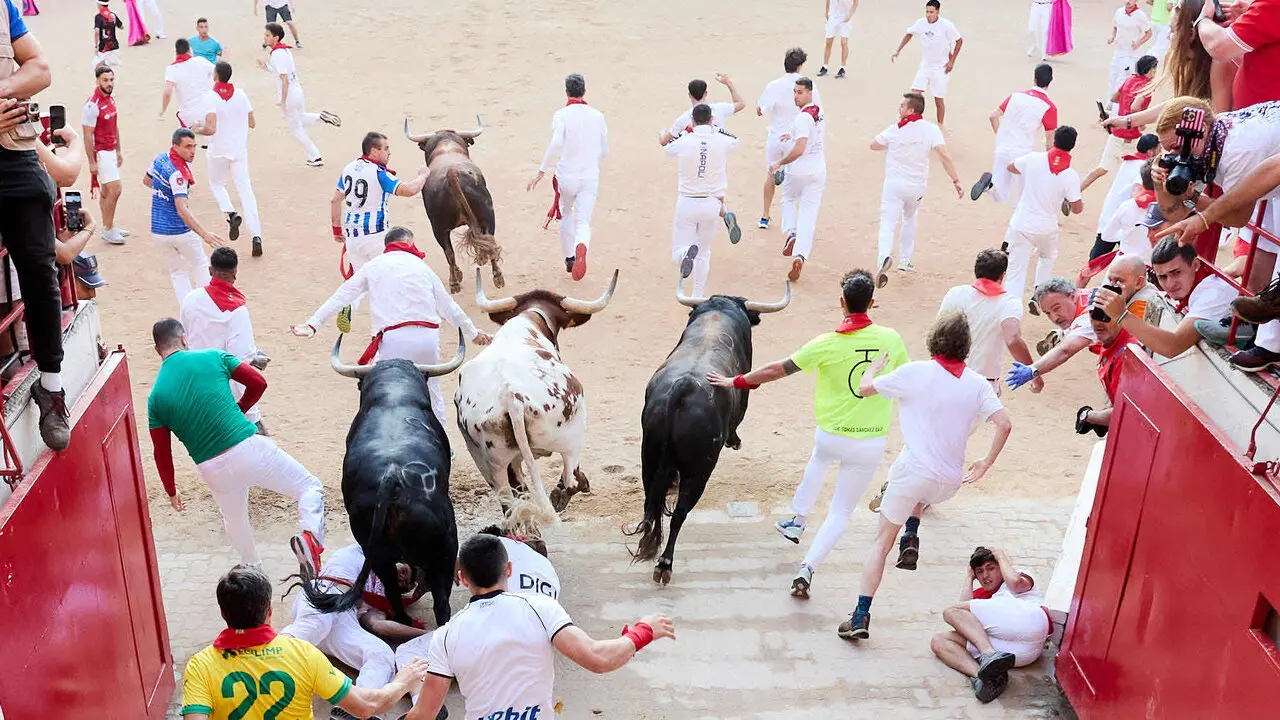 Octavo y &uacute;ltimo encierro de San Ferm&iacute;n 2026 con toros de la ganader&iacute;a de Jandilla en el tramo del callej&oacute;n y entrada a la plaza. I&Ntilde;IGO ALZUGARAY