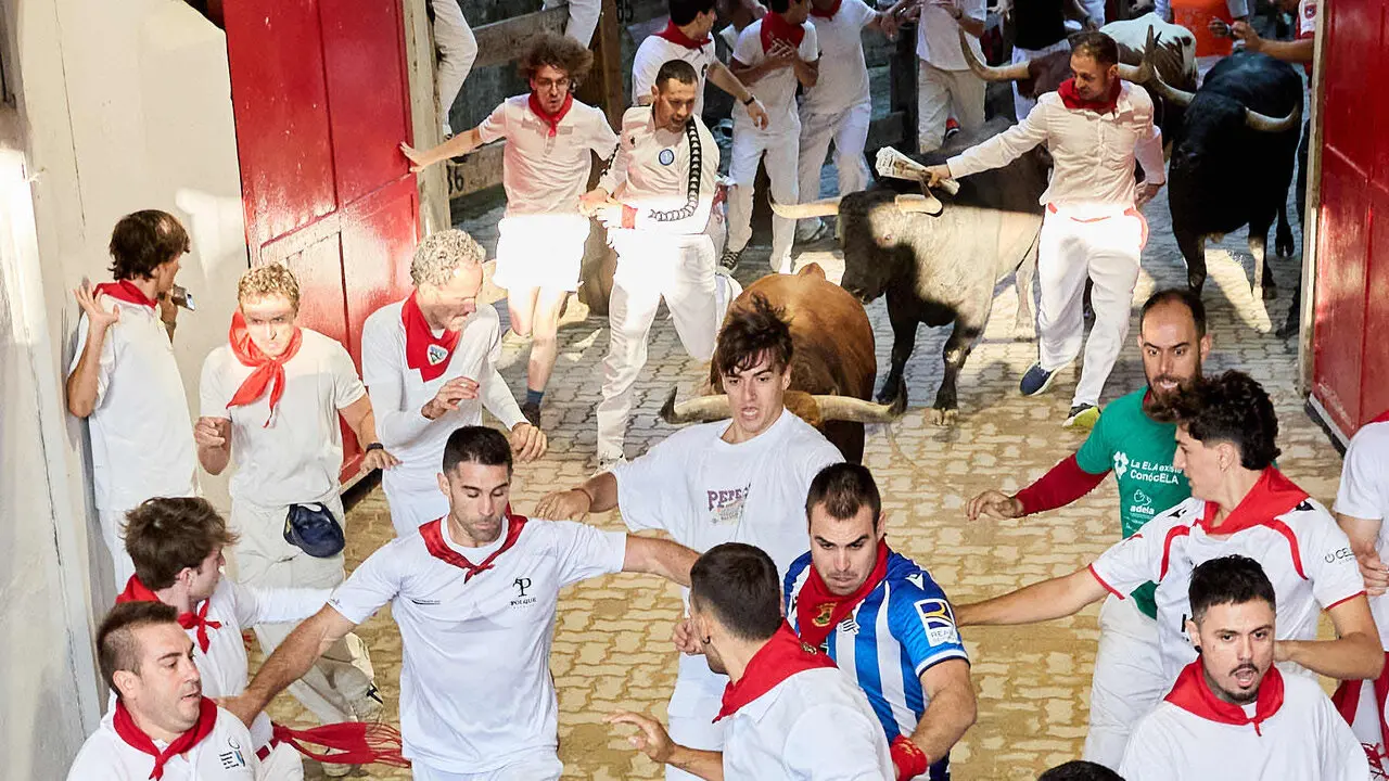 Octavo y &uacute;ltimo encierro de San Ferm&iacute;n 2026 con toros de la ganader&iacute;a de Jandilla en el tramo del callej&oacute;n y entrada a la plaza. I&Ntilde;IGO ALZUGARAY