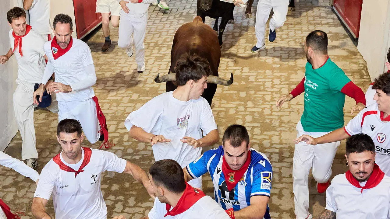 Octavo y &uacute;ltimo encierro de San Ferm&iacute;n 2026 con toros de la ganader&iacute;a de Jandilla en el tramo del callej&oacute;n y entrada a la plaza. I&Ntilde;IGO ALZUGARAY