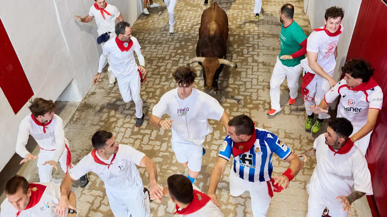 Octavo y &uacute;ltimo encierro de San Ferm&iacute;n 2026 con toros de la ganader&iacute;a de Jandilla en el tramo del callej&oacute;n y entrada a la plaza. I&Ntilde;IGO ALZUGARAY