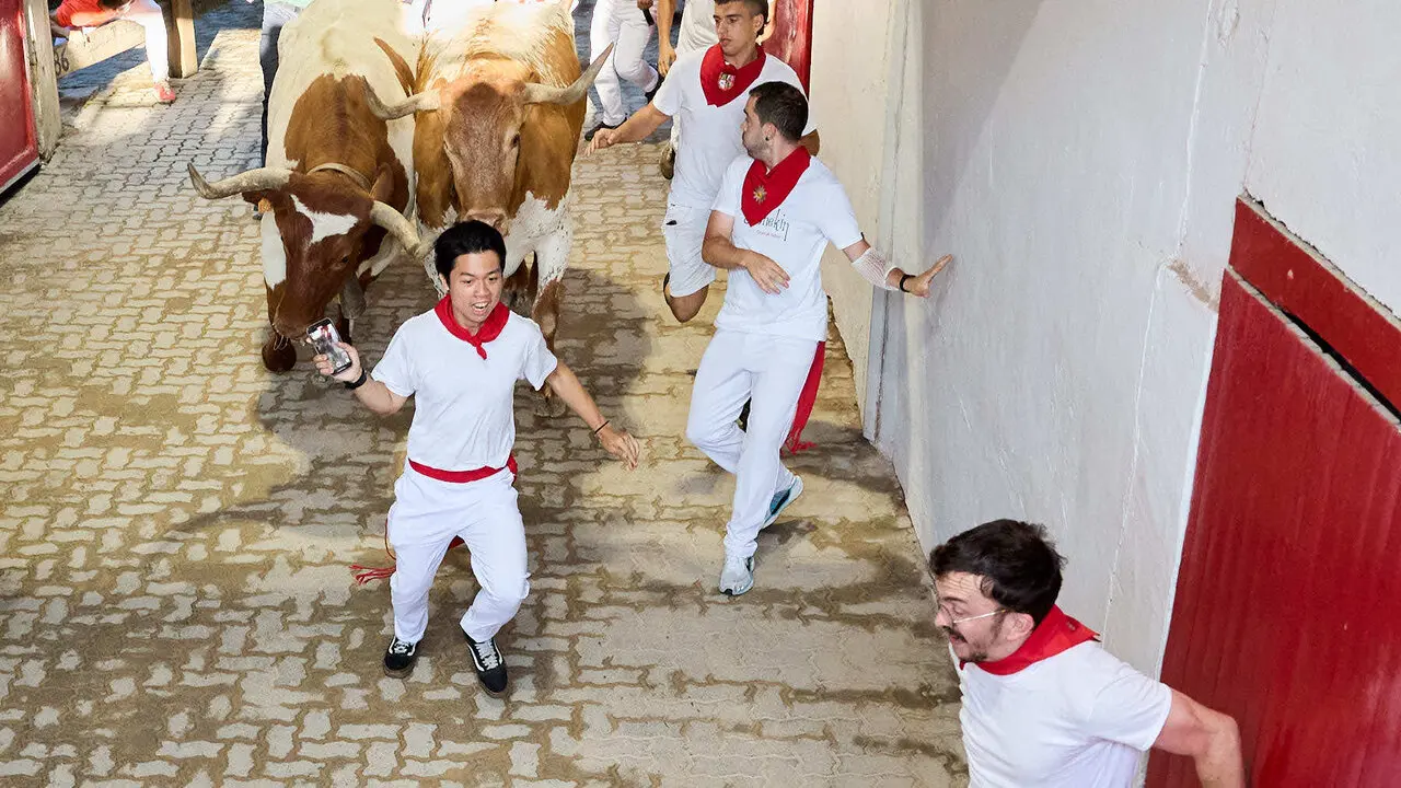 Octavo y &uacute;ltimo encierro de San Ferm&iacute;n 2026 con toros de la ganader&iacute;a de Jandilla en el tramo del callej&oacute;n y entrada a la plaza. I&Ntilde;IGO ALZUGARAY