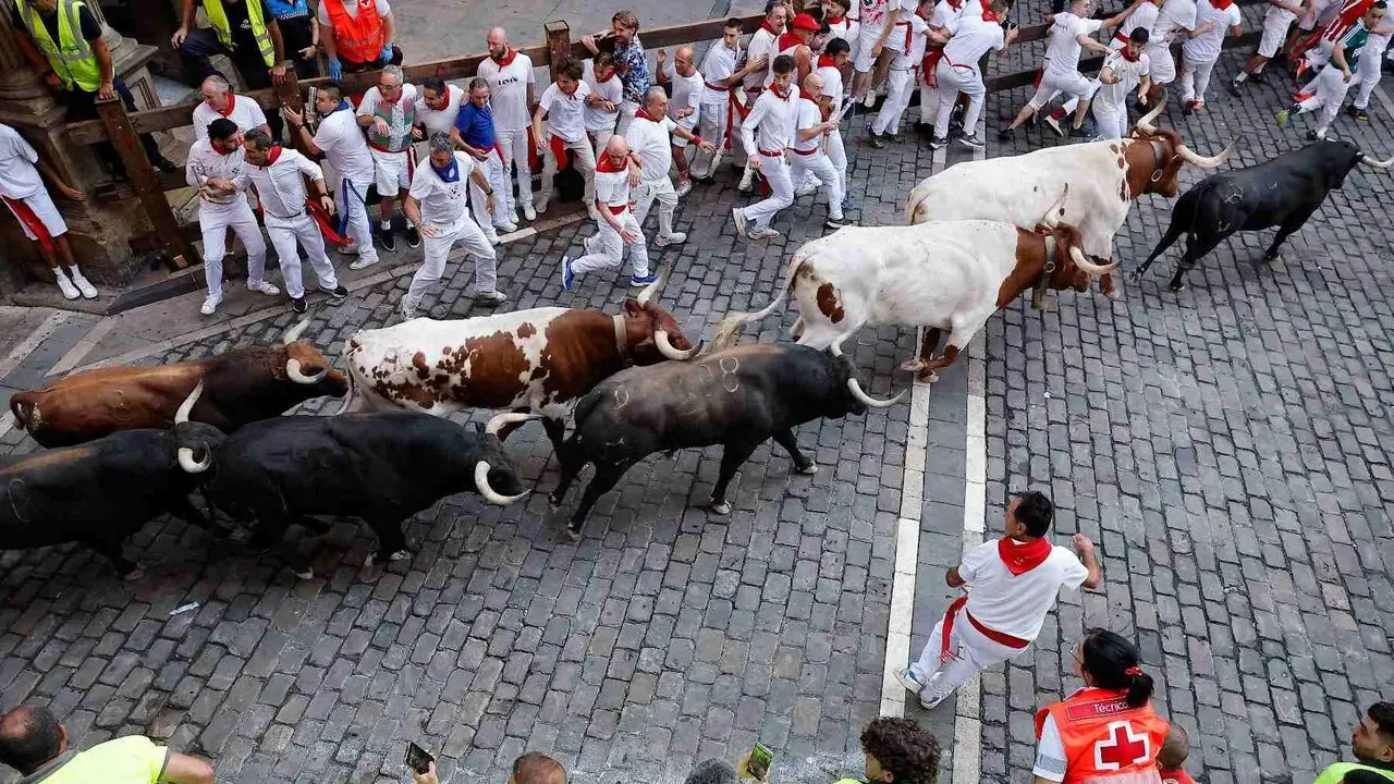 Un toro de la ganader&iacute;a extreme&ntilde;a de Jandilla embiste a varios mozos a su entrada en la calle Mercaderes durante el &uacute;ltimo encierro de los Sanfermines 2026. EFE / VILLAR L&Oacute;PEZ