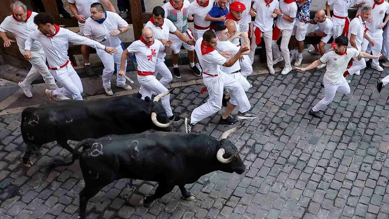 Un toro de la ganader&iacute;a extreme&ntilde;a de Jandilla embiste a varios mozos a su entrada en la calle Mercaderes durante el &uacute;ltimo encierro de los Sanfermines 2026. EFE / VILLAR L&Oacute;PEZ