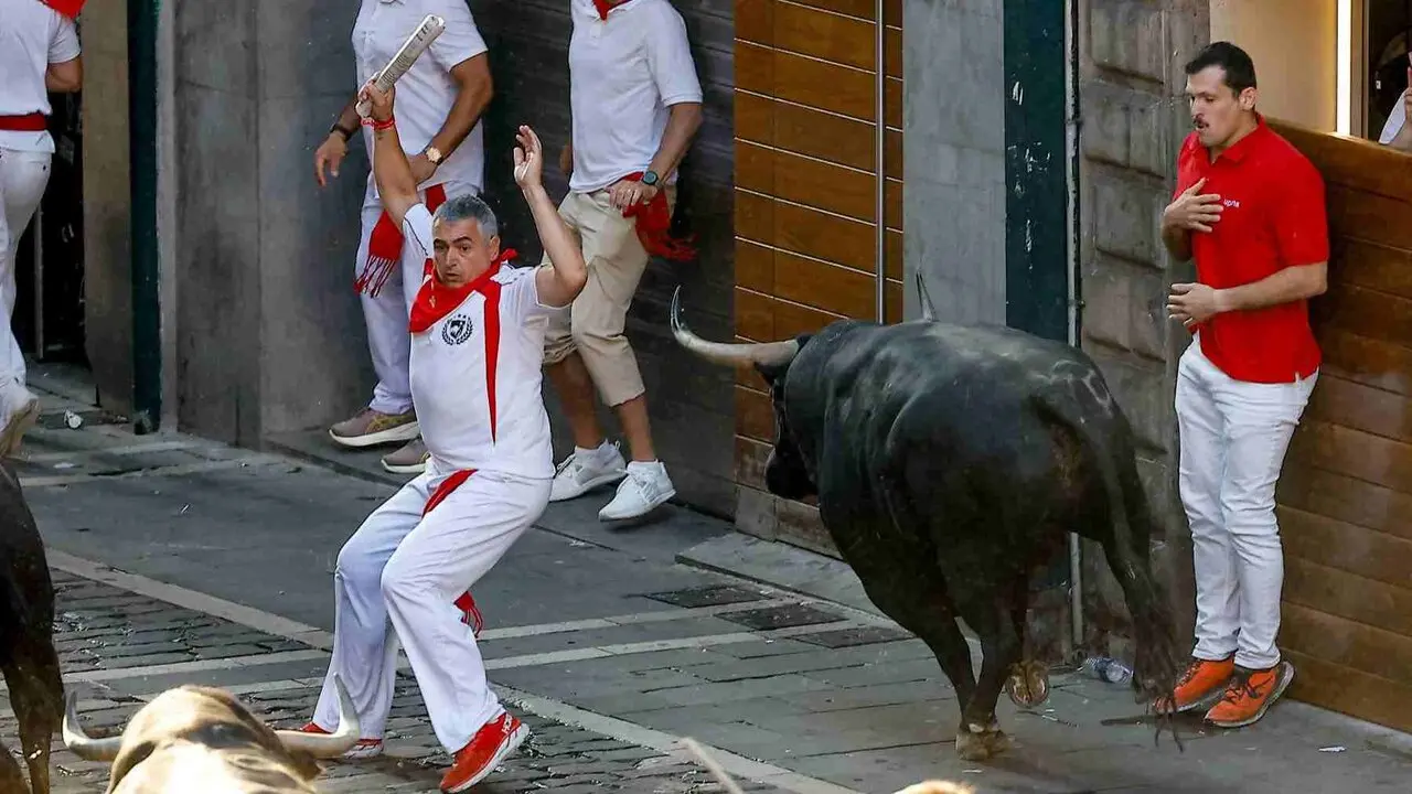 Un toro de la ganader&iacute;a extreme&ntilde;a de Jandilla embiste a varios mozos a su entrada en la calle Mercaderes durante el &uacute;ltimo encierro de los Sanfermines 2026. EFE / VILLAR L&Oacute;PEZ