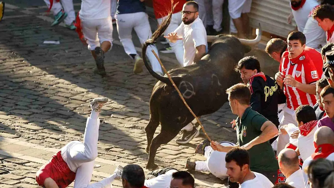 Un toro de la ganader&iacute;a extreme&ntilde;a de Jandilla embiste a varios mozos a su entrada en la calle Mercaderes durante el &uacute;ltimo encierro de los Sanfermines 2026. EFE / VILLAR L&Oacute;PEZ