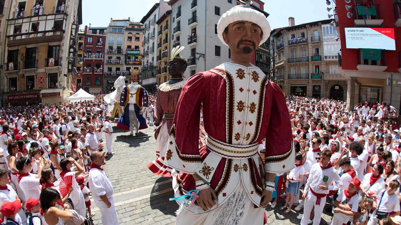 Despedida de la Comparsa de Gigantes y Cabezudos en la plaza del Ayuntamiento de Pamplona. I&Ntilde;IGO ALZUGARAY