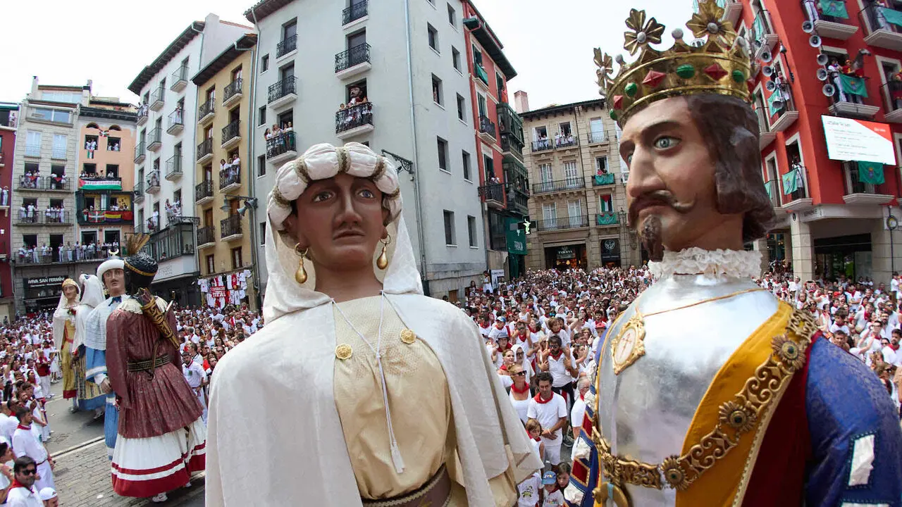Despedida de la Comparsa de Gigantes y Cabezudos en la plaza del Ayuntamiento de Pamplona. I&Ntilde;IGO ALZUGARAY