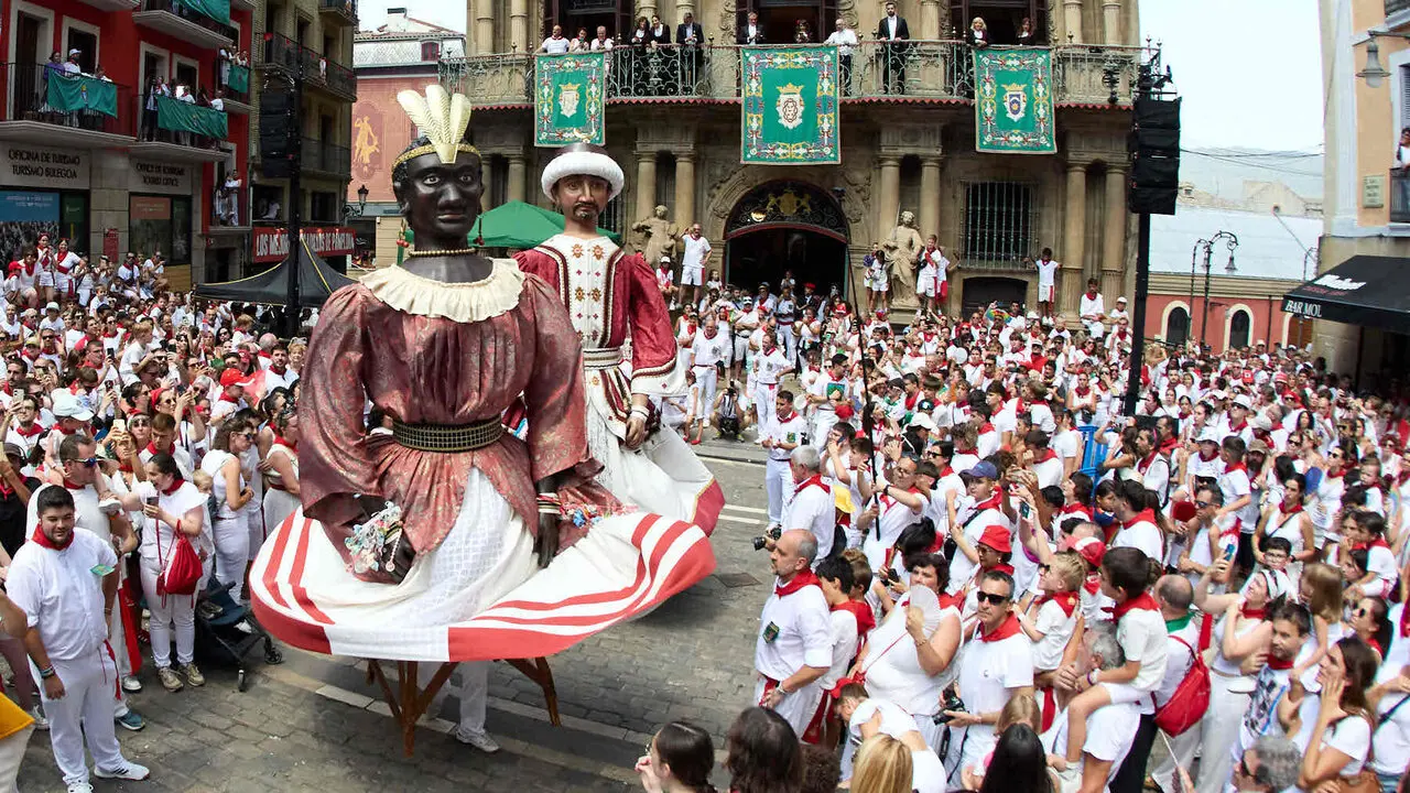 Despedida de la Comparsa de Gigantes y Cabezudos en la plaza del Ayuntamiento de Pamplona. I&Ntilde;IGO ALZUGARAY