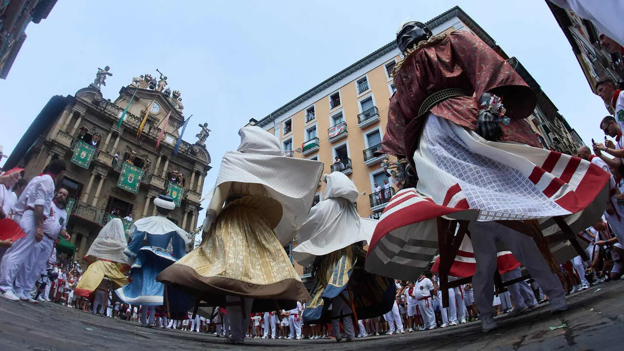 Despedida de la Comparsa de Gigantes y Cabezudos en la plaza del Ayuntamiento de Pamplona. I&Ntilde;IGO ALZUGARAY