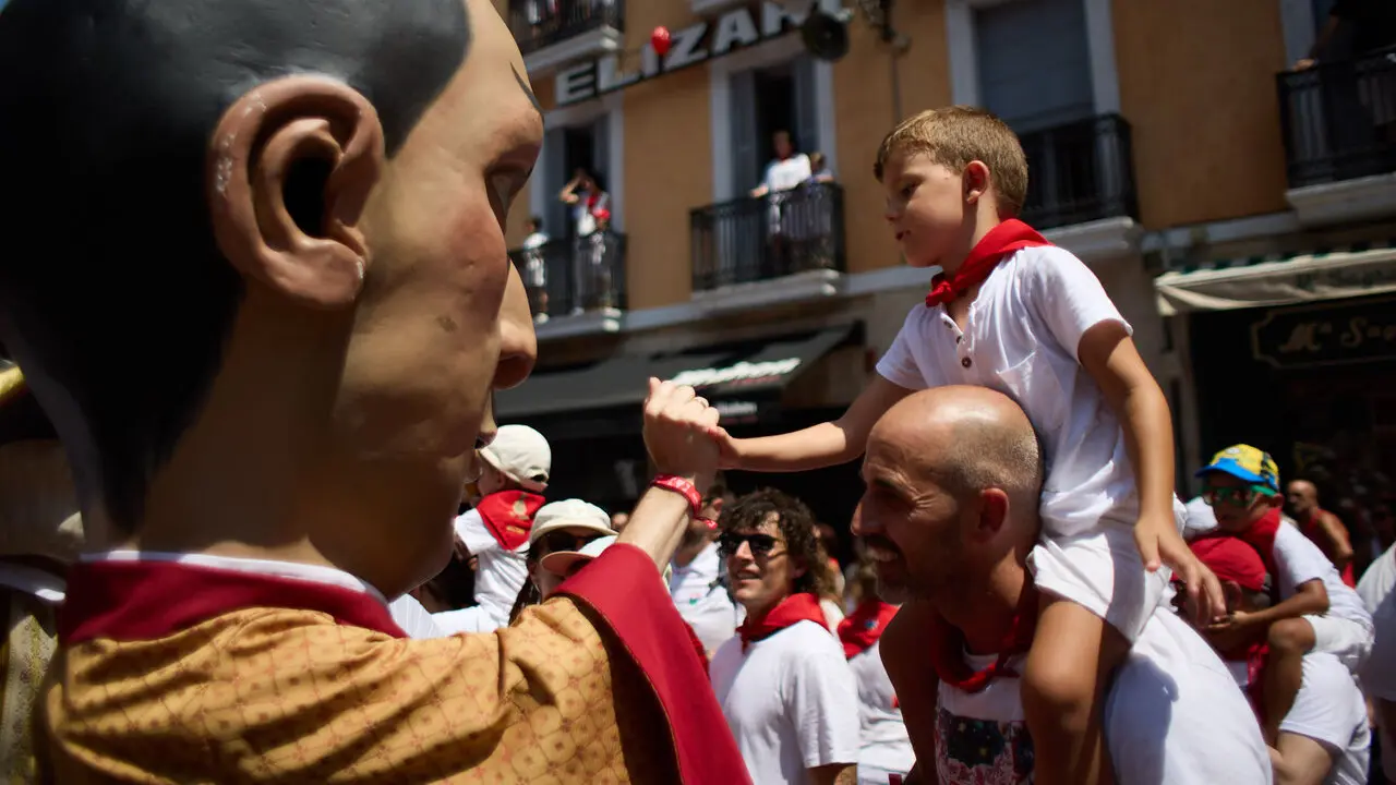 Despedida de la Comparsa de Gigantes y Cabezudos en la plaza del Ayuntamiento de Pamplona. I&Ntilde;IGO ALZUGARAY