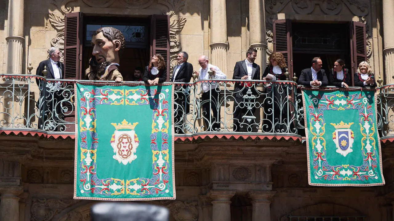 Despedida de la Comparsa de Gigantes y Cabezudos en la plaza del Ayuntamiento de Pamplona. I&Ntilde;IGO ALZUGARAY