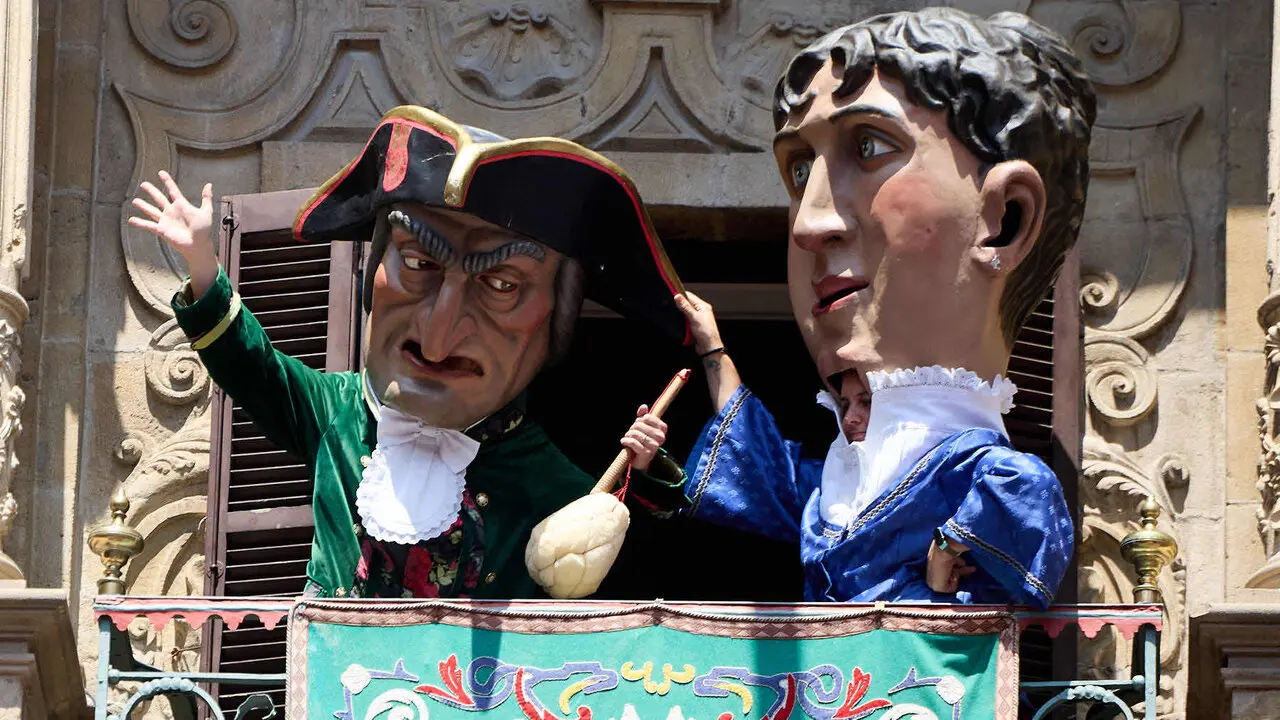 Despedida de la Comparsa de Gigantes y Cabezudos en la plaza del Ayuntamiento de Pamplona. I&Ntilde;IGO ALZUGARAY