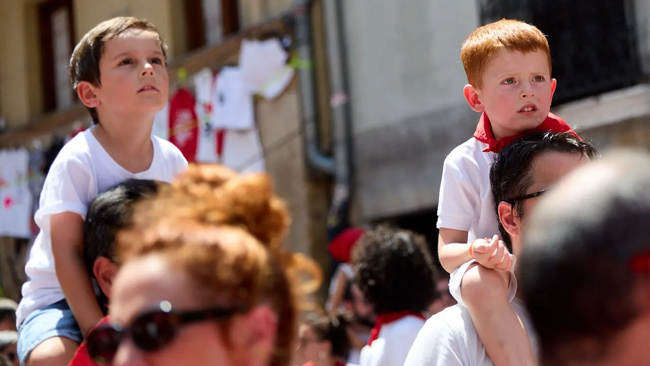 Despedida de la Comparsa de Gigantes y Cabezudos en la plaza del Ayuntamiento de Pamplona. I&Ntilde;IGO ALZUGARAY