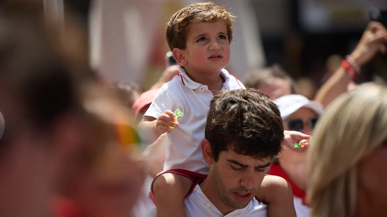 Despedida de la Comparsa de Gigantes y Cabezudos en la plaza del Ayuntamiento de Pamplona. I&Ntilde;IGO ALZUGARAY