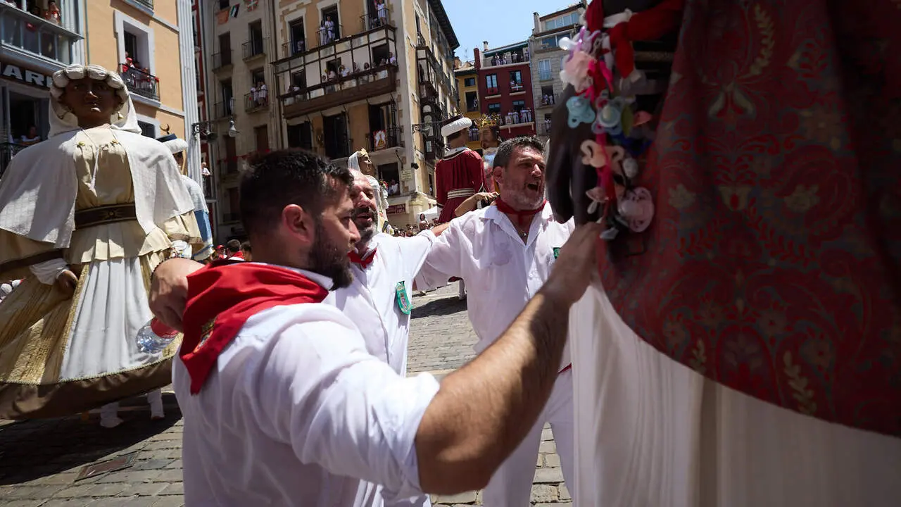 Despedida de la Comparsa de Gigantes y Cabezudos en la plaza del Ayuntamiento de Pamplona. I&Ntilde;IGO ALZUGARAY