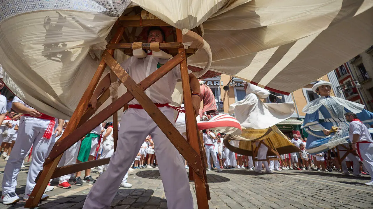 Despedida de la Comparsa de Gigantes y Cabezudos en la plaza del Ayuntamiento de Pamplona. I&Ntilde;IGO ALZUGARAY
