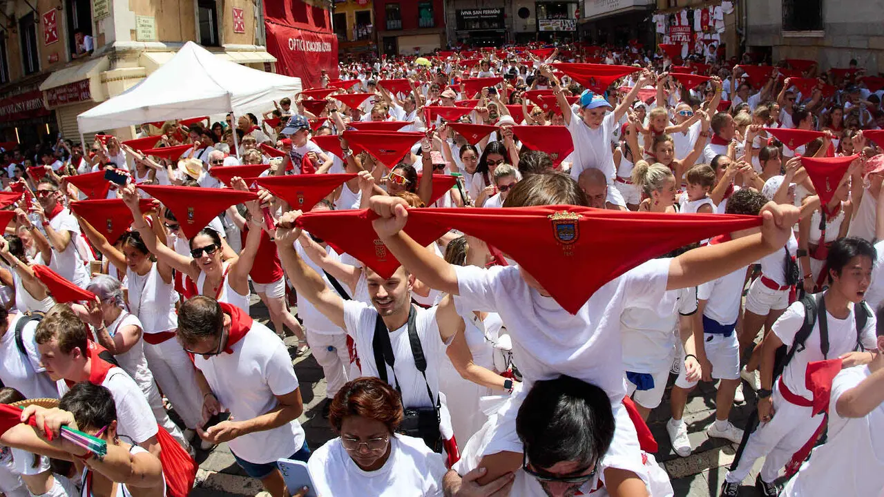 Despedida de la Comparsa de Gigantes y Cabezudos en la plaza del Ayuntamiento de Pamplona. I&Ntilde;IGO ALZUGARAY