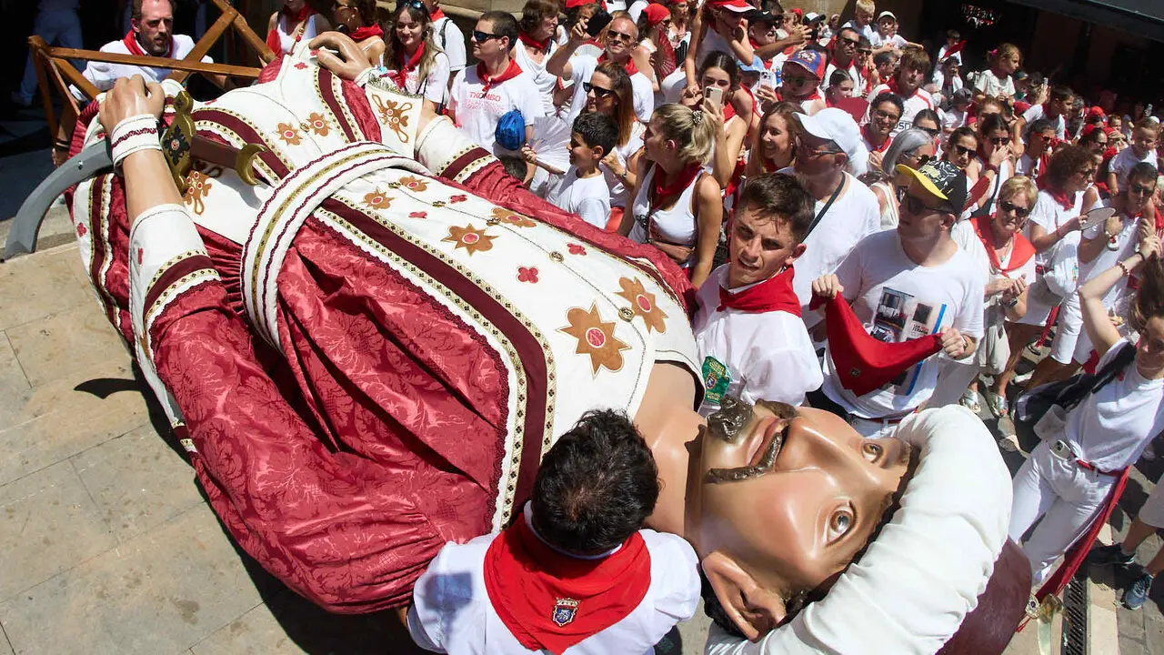 Despedida de la Comparsa de Gigantes y Cabezudos en la plaza del Ayuntamiento de Pamplona. I&Ntilde;IGO ALZUGARAY