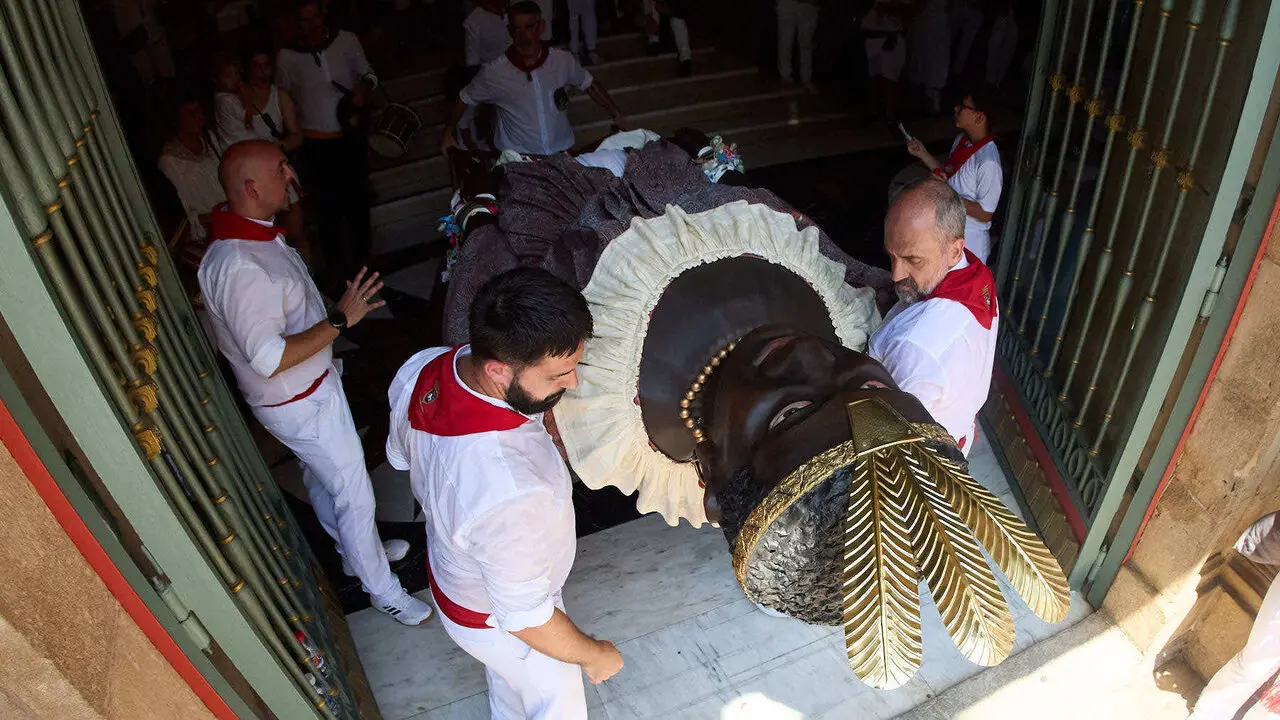 Despedida de la Comparsa de Gigantes y Cabezudos en la plaza del Ayuntamiento de Pamplona. I&Ntilde;IGO ALZUGARAY