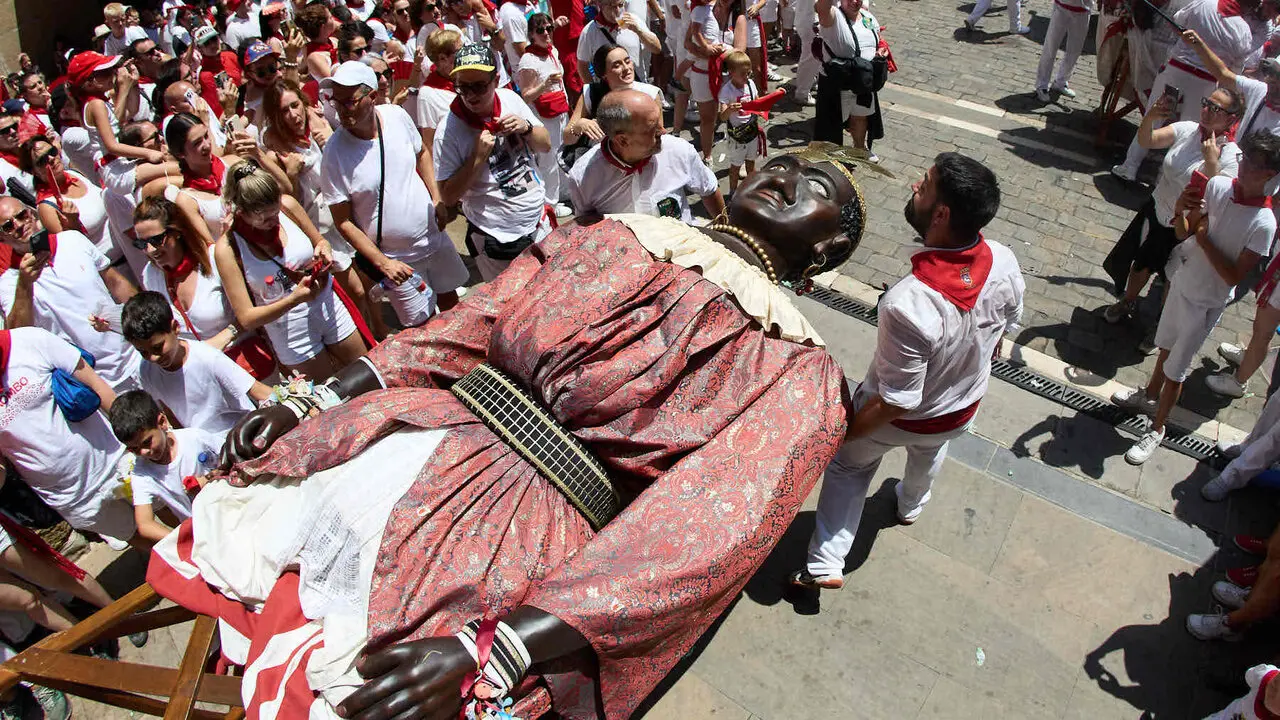 Despedida de la Comparsa de Gigantes y Cabezudos en la plaza del Ayuntamiento de Pamplona. I&Ntilde;IGO ALZUGARAY