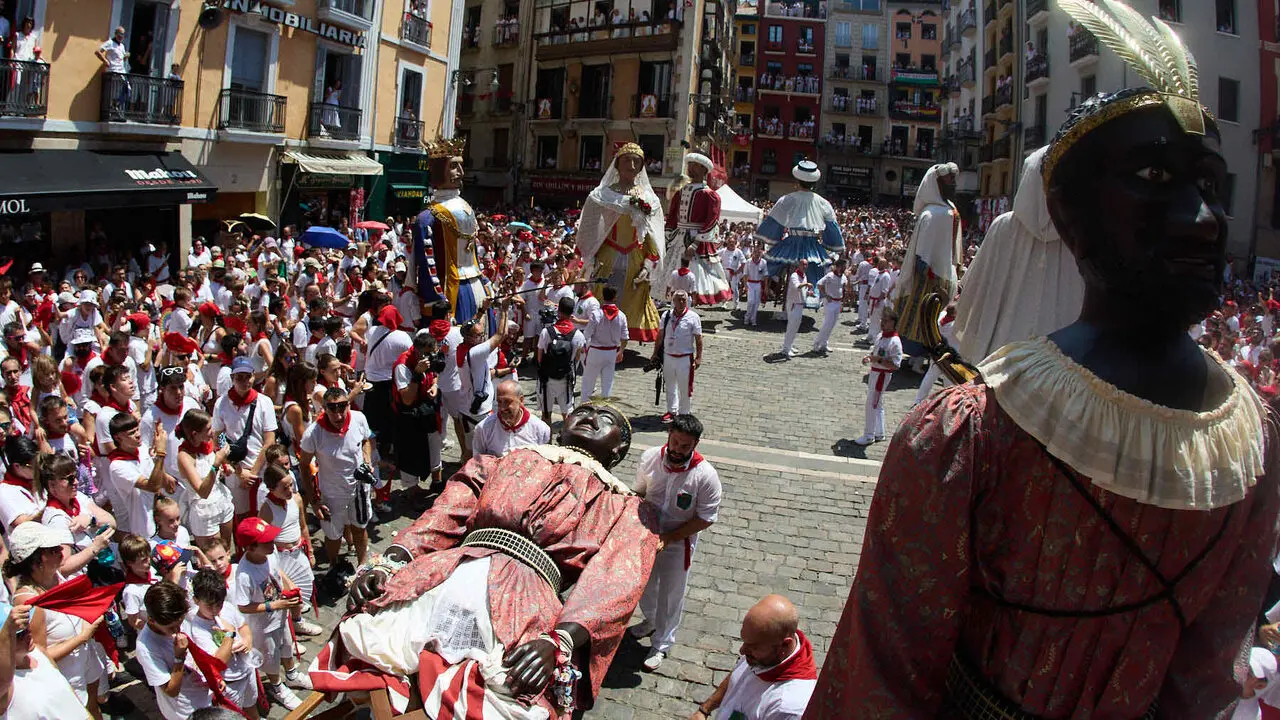 Despedida de la Comparsa de Gigantes y Cabezudos en la plaza del Ayuntamiento de Pamplona. I&Ntilde;IGO ALZUGARAY