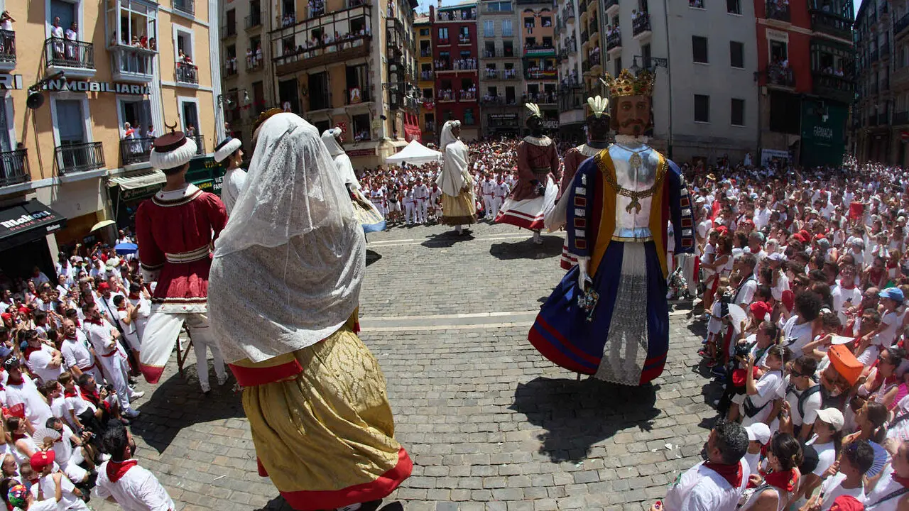 Despedida de la Comparsa de Gigantes y Cabezudos en la plaza del Ayuntamiento de Pamplona. I&Ntilde;IGO ALZUGARAY
