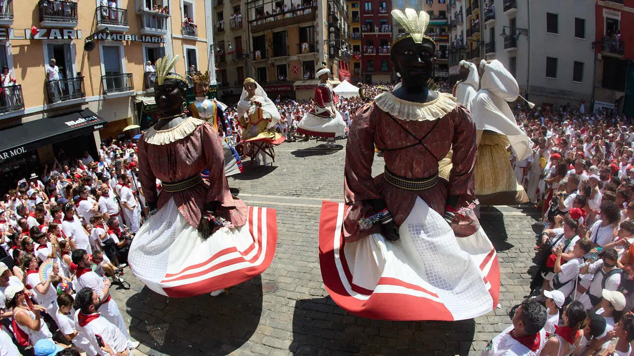 Despedida de la Comparsa de Gigantes y Cabezudos en la plaza del Ayuntamiento de Pamplona. I&Ntilde;IGO ALZUGARAY