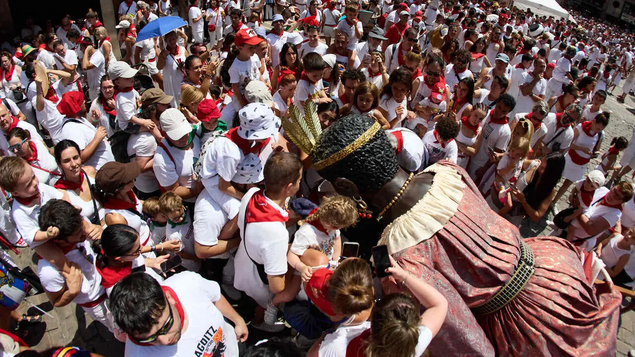 Despedida de la Comparsa de Gigantes y Cabezudos en la plaza del Ayuntamiento de Pamplona. I&Ntilde;IGO ALZUGARAY