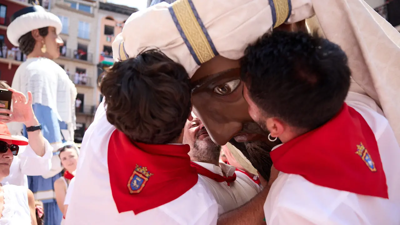 Despedida de la Comparsa de Gigantes y Cabezudos en la plaza del Ayuntamiento de Pamplona. I&Ntilde;IGO ALZUGARAY
