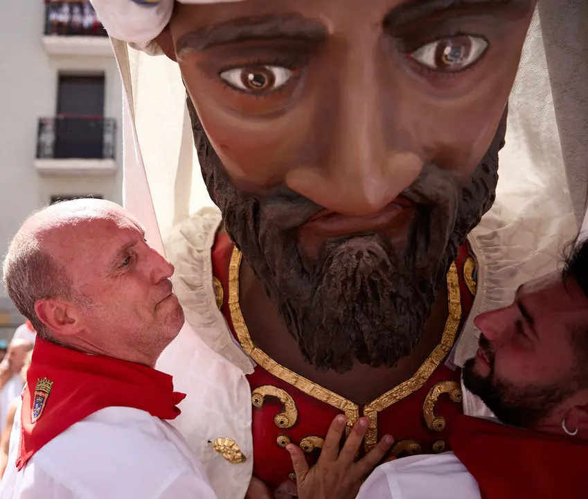 Despedida de la Comparsa de Gigantes y Cabezudos en la plaza del Ayuntamiento de Pamplona. I&Ntilde;IGO ALZUGARAY